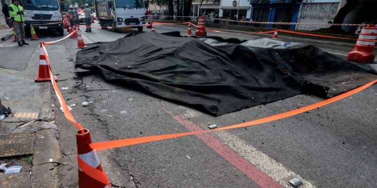 Explosão abre grande buraco na Rua da Consolação em São Paulo
