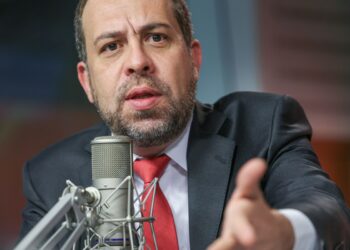 “Negociamos com os caminhoneiros”, diz Boulos sobre greve da categoria