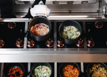 Robô cozinheiro com IA vence prêmio internacional de robótica