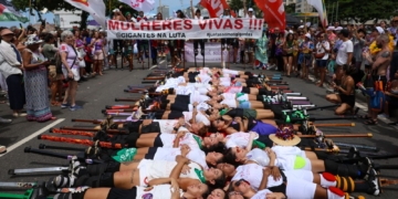 Mulheres se reúnem em Copacabana contra a violência e o feminicídio