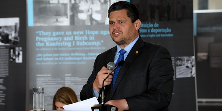 Davi abre exposição sobre crianças sobreviventes do holocausto nazista — Senado Notícias