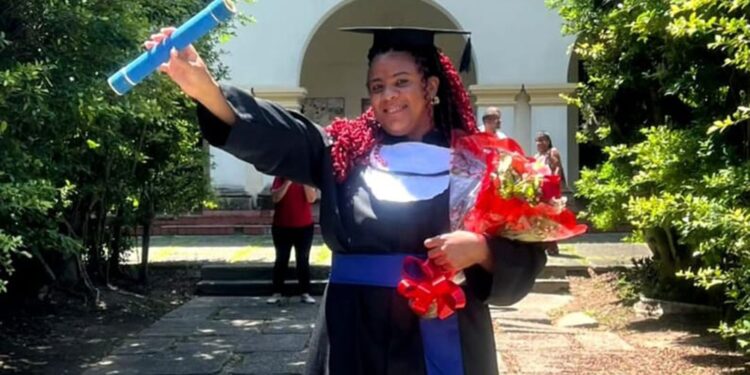 Mulher trans chega à universidade 25 anos após violência na escola