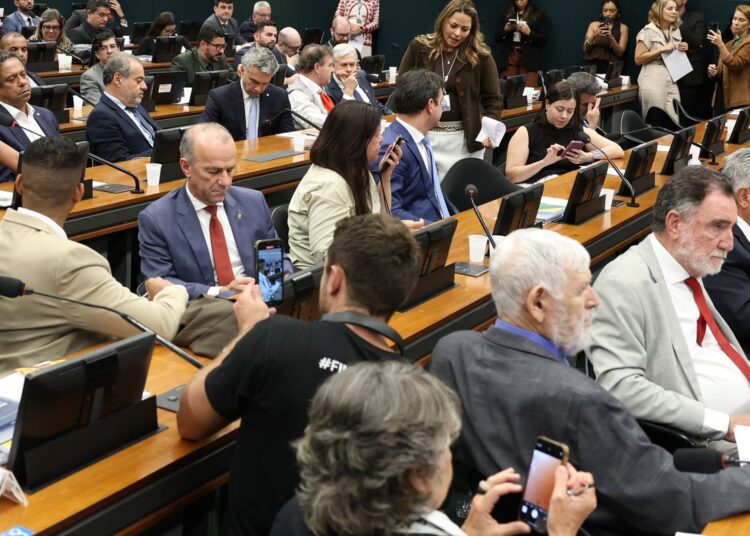 Pedido de vista adia votação da PEC do fim da 6×1 na CCJ da Câmara