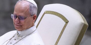 Papa Leão XIV critica mundo “devastado por tiranos”