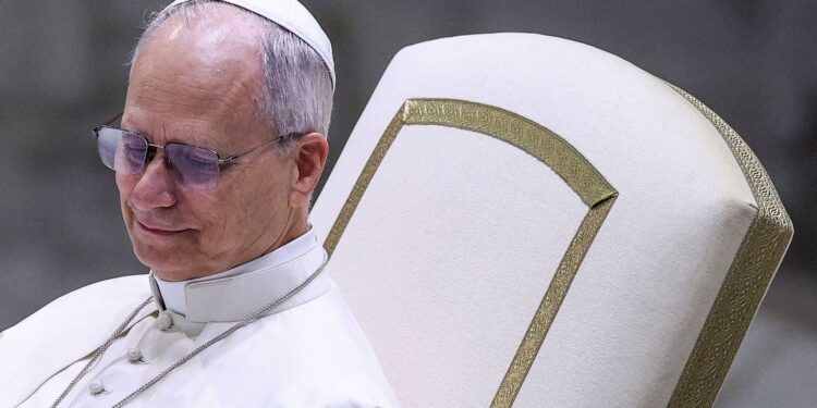 Papa Leão XIV critica mundo “devastado por tiranos”