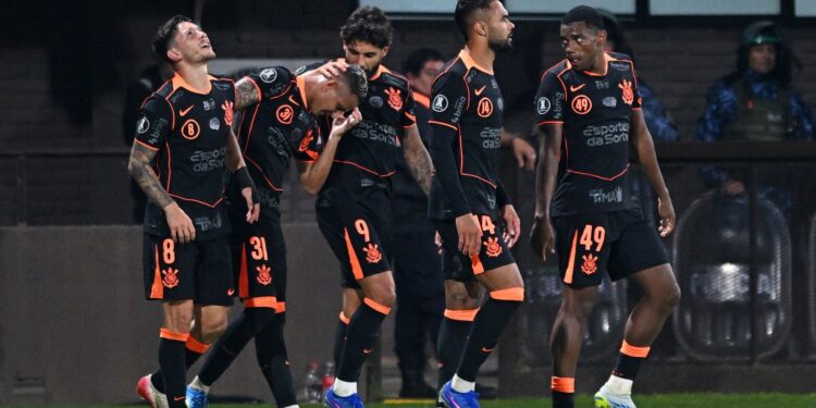 Corinthians derrota Platense na Libertadores na estreia de Diniz