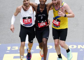 Brasileiro vira manchete por ato de empatia na Maratona de Boston