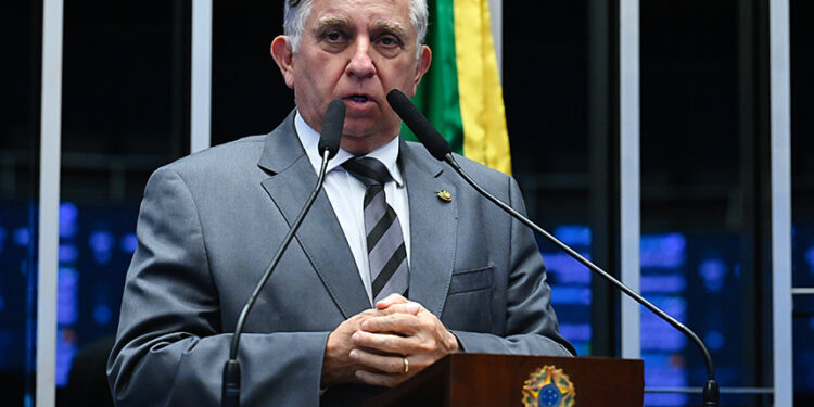 Izalci critica gestão do DF e investimentos do BRB — Senado Notícias