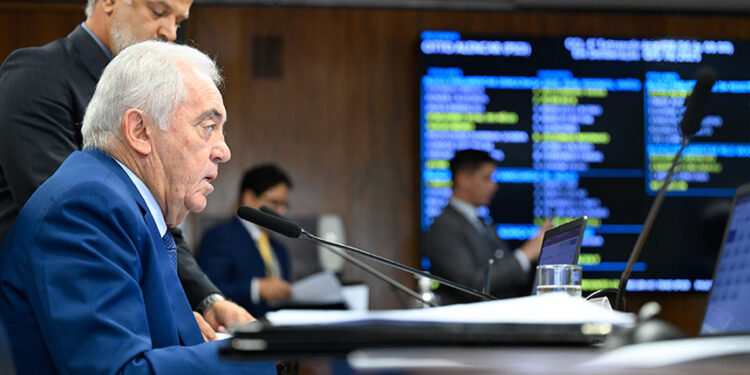 CCJ aprova atendimento 24h nas defensorias públicas — Senado Notícias