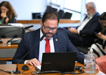 CRE vai aos Estados Unidos acompanhar situação de brasileiros custodiados — Senado Notícias