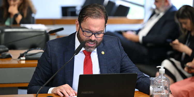 CRE vai aos Estados Unidos acompanhar situação de brasileiros custodiados — Senado Notícias