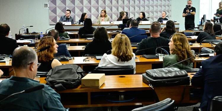 Debatedores defendem oferta gratuita de medicamento para tipo de raquitismo — Senado Notícias