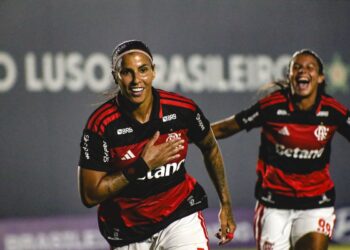 Flamengo derrota Vitória e fica perto de líderes no BR Feminino
