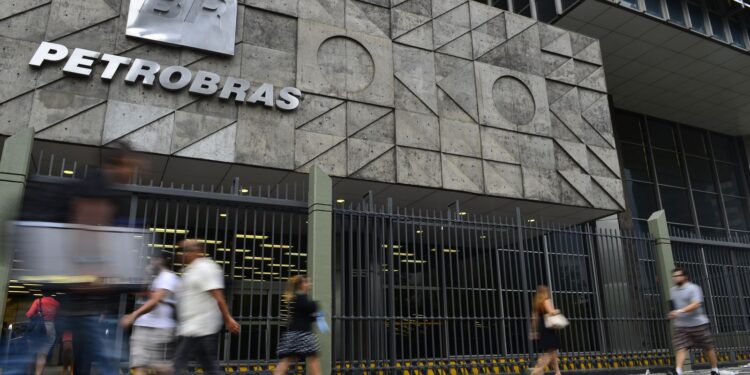 Petrobras destitui diretor de área que vendeu gás com 100% de ágio