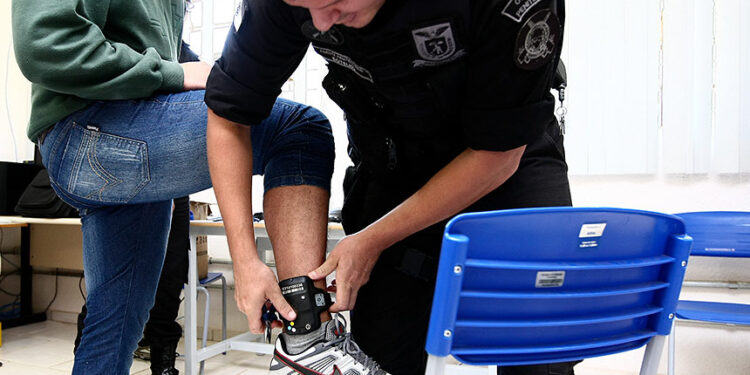 Agressor de mulher usará tornozeleira de imediato; lei já está em vigor — Senado Notícias