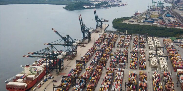 Porto de Santos prioriza desembarque de caminhões com gasolina