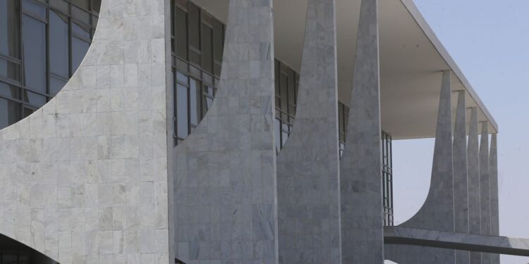 Terceirizados do governo têm redução de jornada e auxílio para creche