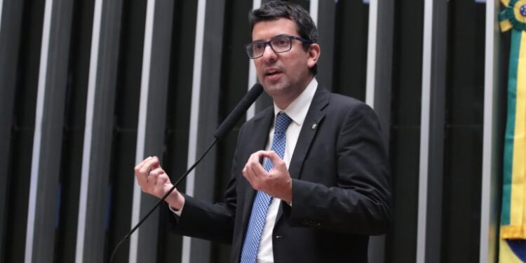 Câmara aprova multa para quem descarta lixo em vias públicas; texto vai ao Senado – Notícias