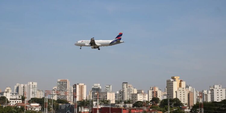 Cade investiga possível alinhamento de preços entre Latam e Gol