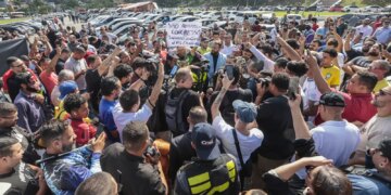 Motoristas protestam contra regulamentação do serviço por aplicativo