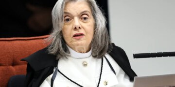 Cármen Lúcia vota para condenar Eduardo Bolsonaro por difamação