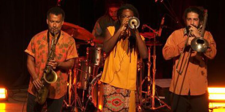 Cena Musical exibe show que celebra dez anos da banda Afrojazz