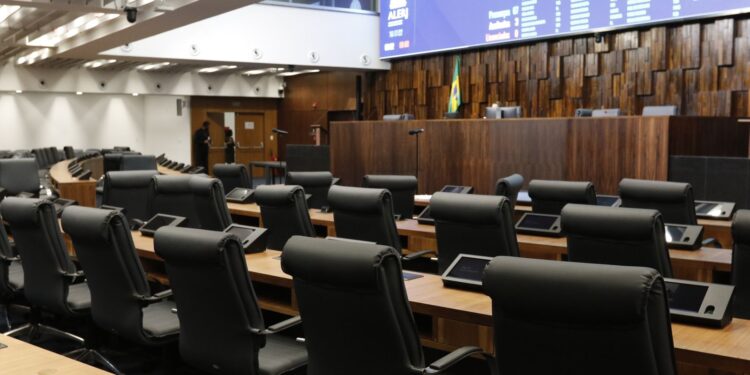 Proposições legislativas sobre IA favorecem controle e vigilância