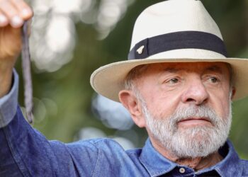 Lula vai a SP para tirar excesso de pele na cabeça e tratar tendinite