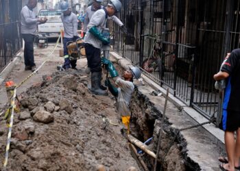 Professora alerta para endividamento com taxa de água e esgoto na Maré