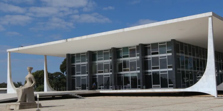 Defesa pede autorização do STF para que Bolsonaro possa operar ombro