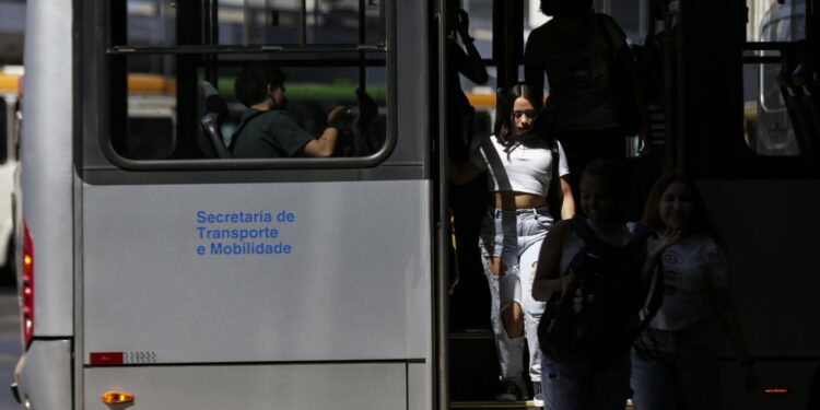 Rio terá lei contra abuso a mulheres no transporte coletivo