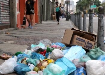 Câmara aprova multa para quem descartar lixo em vias públicas
