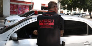 PMs do Rio são denunciados por desviar armas apreendidas em operações