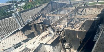 Avião de pequeno porte cai em Capão da Canoa sobre restaurante