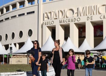 Feira do Livro terá Zélia Duncan e Pilar Quintana; entrada é gratuita