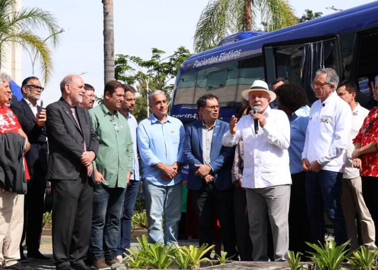 Lula pede que governador do RJ trabalhe para prender milicianos