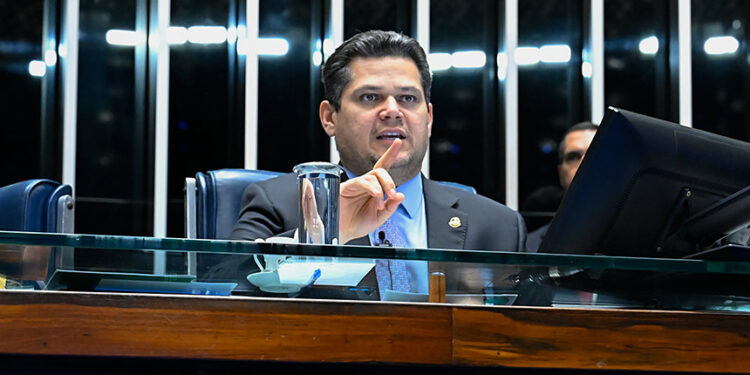 Davi adia votação de projetos sobre filantrópicas e indenização a dano moral — Senado Notícias