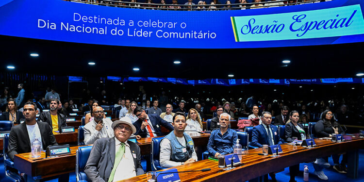 Papel dos líderes comunitários é destacado em sessão do Senado — Senado Notícias