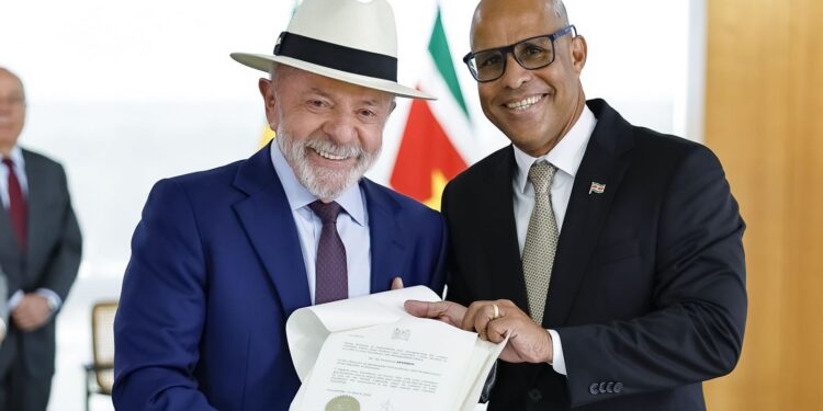 Lula recebe credenciais de sete novos embaixadores