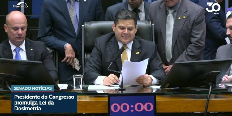 Vídeo: Presidente do Congresso promulga Lei da Dosimetria