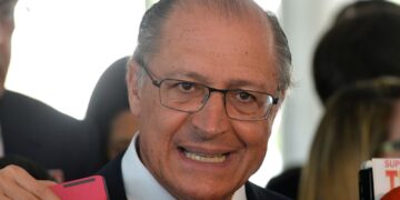 É factoide do clã Bolsonaro para desviar do caso Master, diz Alckmin