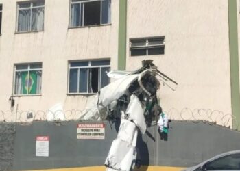 Avião de bimotor cai e bate em prédio em Belo Horizonte
