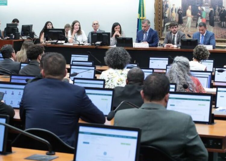 CCJ da Câmara adia análise de PEC sobre redução da maioridade penal