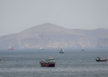 Mísseis atingem navio de guerra dos EUA que tentava entrar em Ormuz