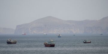 Mísseis atingem navio de guerra dos EUA que tentava entrar em Ormuz