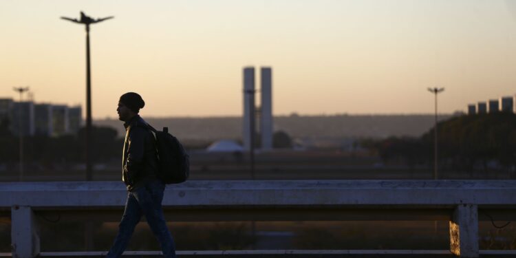 Clima seco e frio predomina no centro do país; veja previsão do tempo