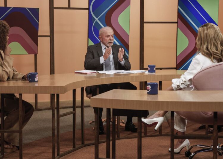 Lula diz que monitora preço dos combustíveis todos os dias