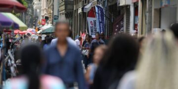 Taxa de desemprego de pretos é 55% maior que a de brancos, revela IBGE