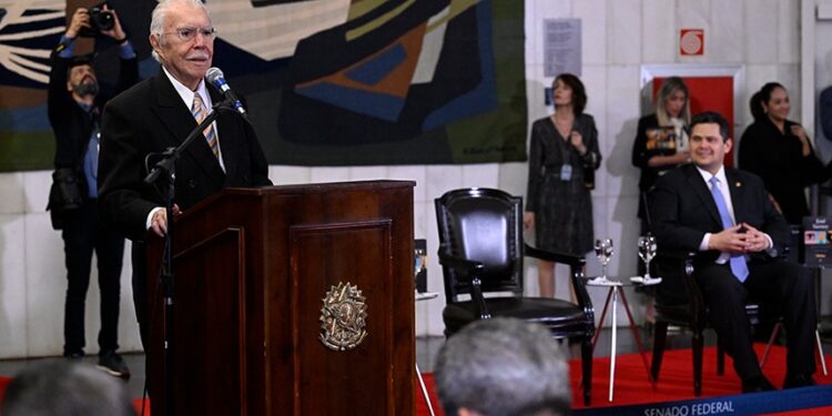 José Sarney relança três de seus romances no Senado — Senado Notícias