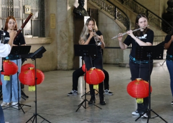 Orquestra juvenil feminina do Rio leva música brasileira para a China